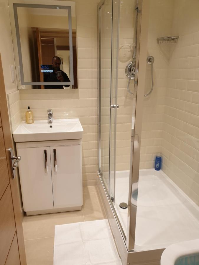 London Luxury Apartments 3 Bedroom Sleeps 8 With 3 Bathrooms 5 Mins Walk To Tube Station Free Parking Ilford Exterior foto