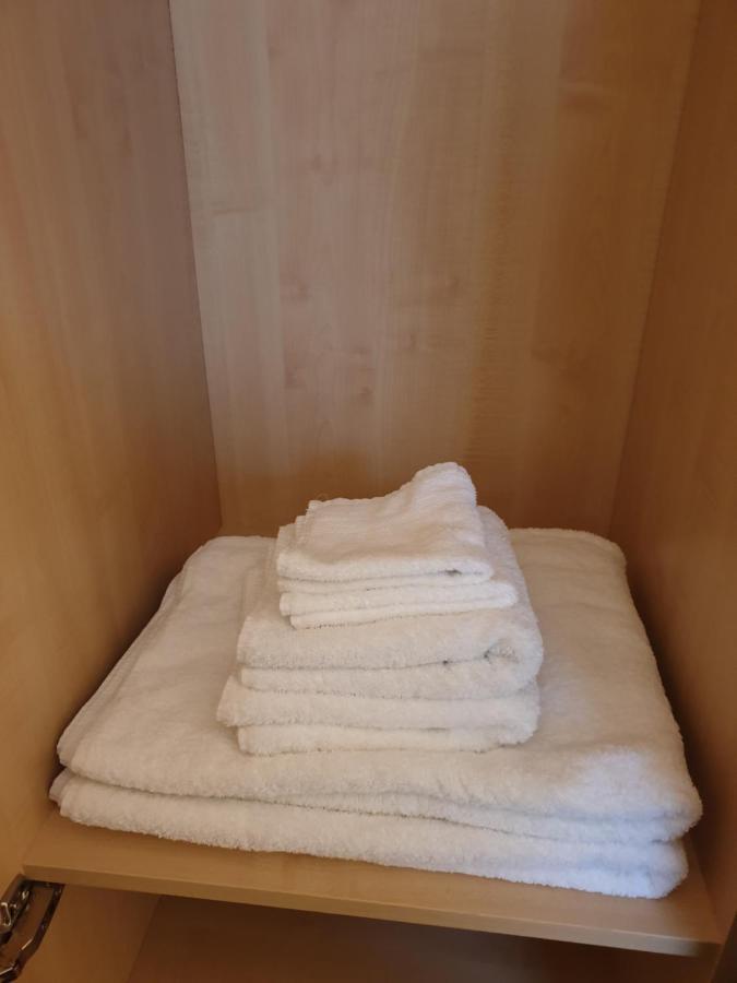 London Luxury Apartments 3 Bedroom Sleeps 8 With 3 Bathrooms 5 Mins Walk To Tube Station Free Parking Ilford Exterior foto