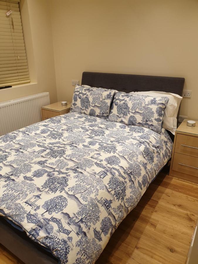 London Luxury Apartments 3 Bedroom Sleeps 8 With 3 Bathrooms 5 Mins Walk To Tube Station Free Parking Ilford Exterior foto