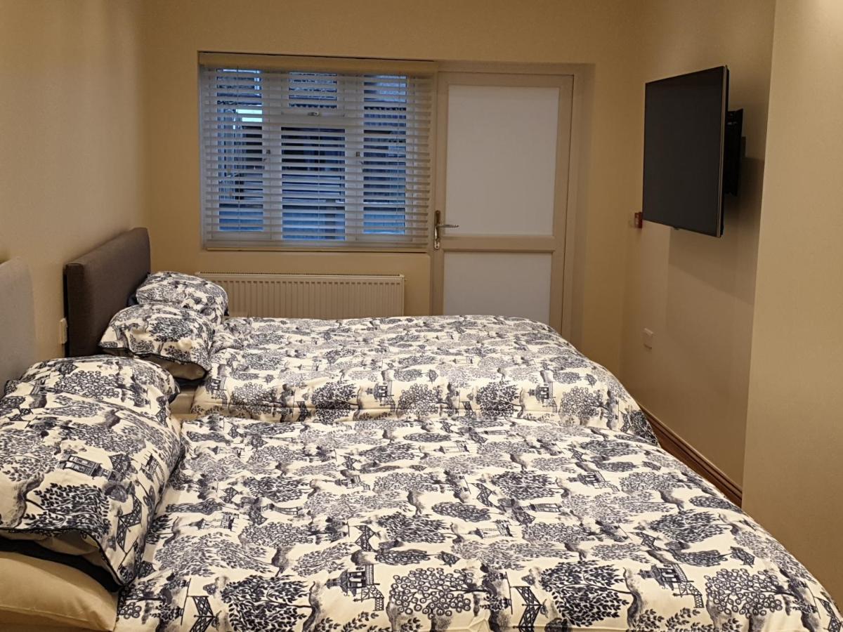 London Luxury Apartments 3 Bedroom Sleeps 8 With 3 Bathrooms 5 Mins Walk To Tube Station Free Parking Ilford Exterior foto