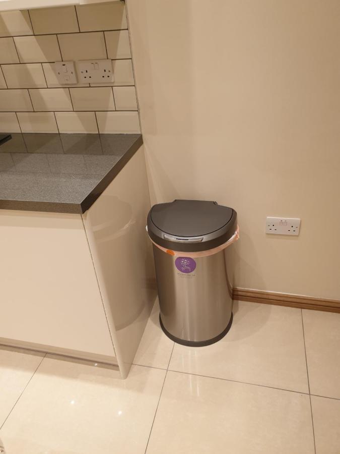 London Luxury Apartments 3 Bedroom Sleeps 8 With 3 Bathrooms 5 Mins Walk To Tube Station Free Parking Ilford Exterior foto